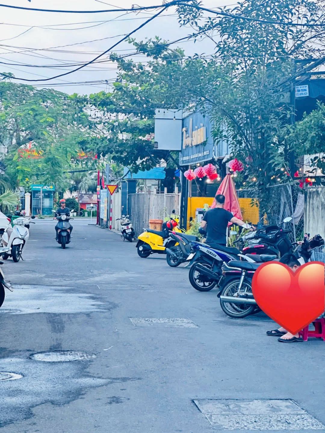 SIÊU PHẨM ĐẤT – KIỆT Ô TÔ ĐẬU ĐỖ SÁT ĐƯỜNG NGUYỄN VĂN THOẠI
